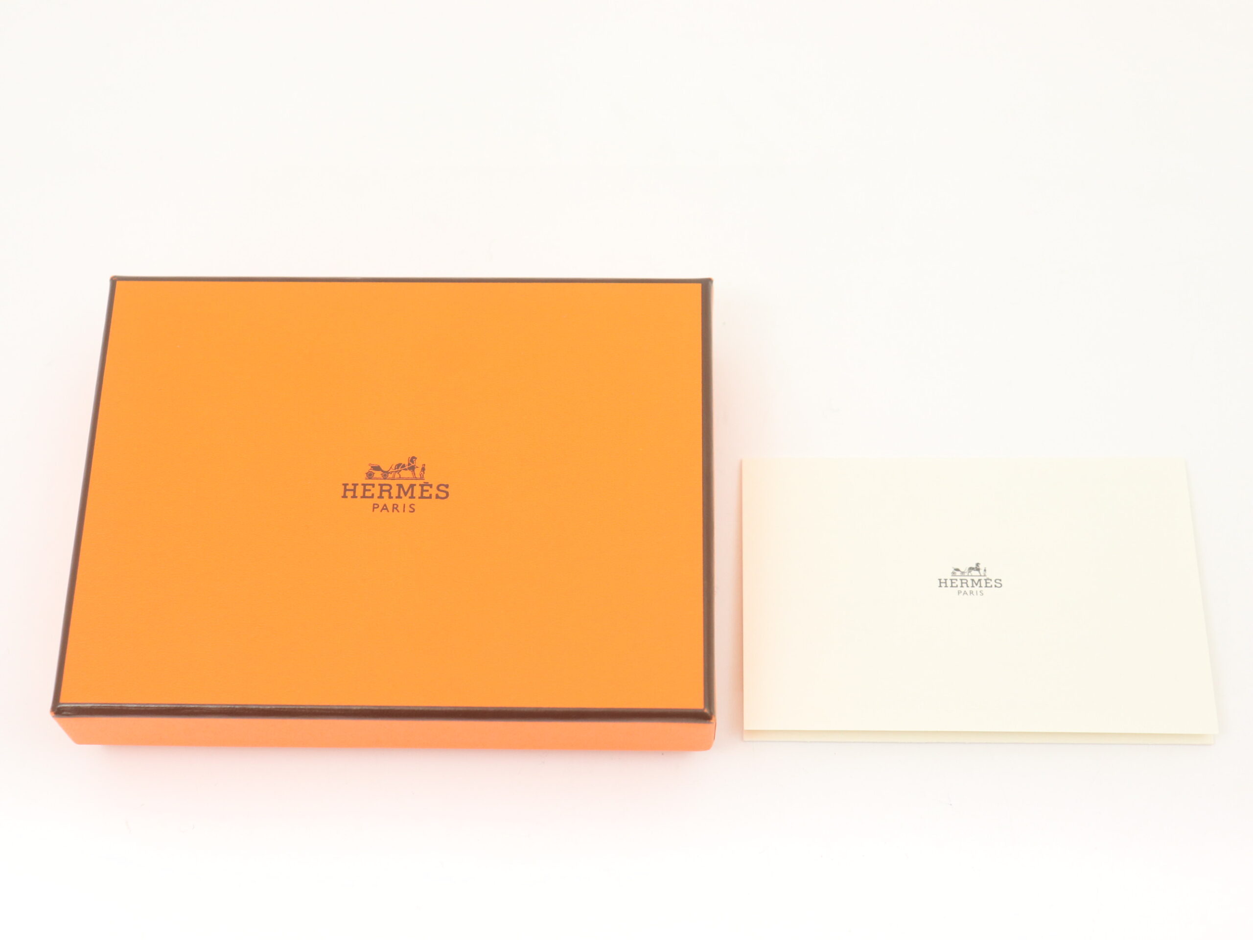 エルメスのベアンコンパクトの付属品の箱と保証書
