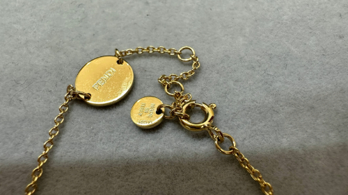 フェンディのエフイズブレスレット刻印