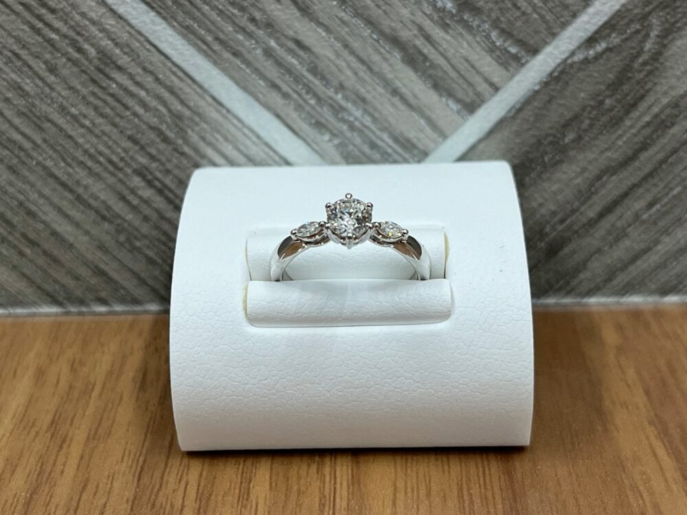 【美品】Pt1000　純プラチナ　ダイヤモンド付　リング　7号　総重量4.0g　【値下げ！！】 店舗受取可 純プラチナ✨k18 ダイヤモンド コンビ リング pt1000 18金 ダイヤ