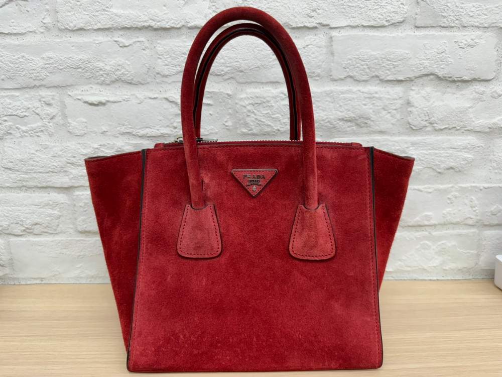 ダークブラウン プラダ バックル スエード ミディアムバッグ | PRADA  