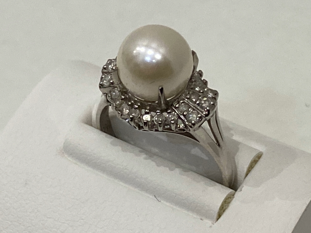 Pt900のパールダイヤリング 右斜め