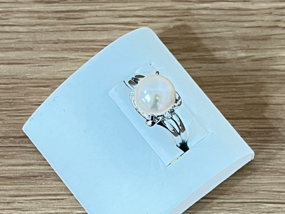 Pt900のパールダイヤリング右斜め
