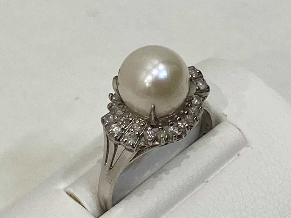 Pt900のパールダイヤリング 左斜め