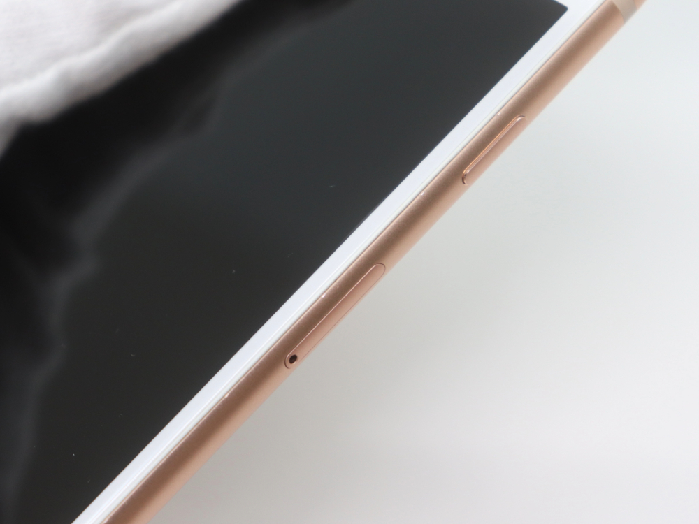 iPhone8の64GB側面