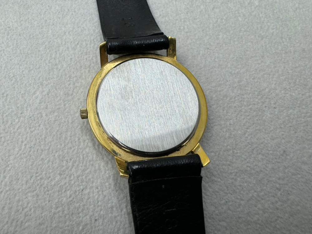 オメガジュネーブのメンズ手巻き時計裏蓋