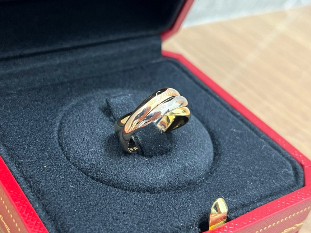 カルティエトリニティリング左斜め