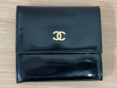 シャネルのパテントレザーWホック財布