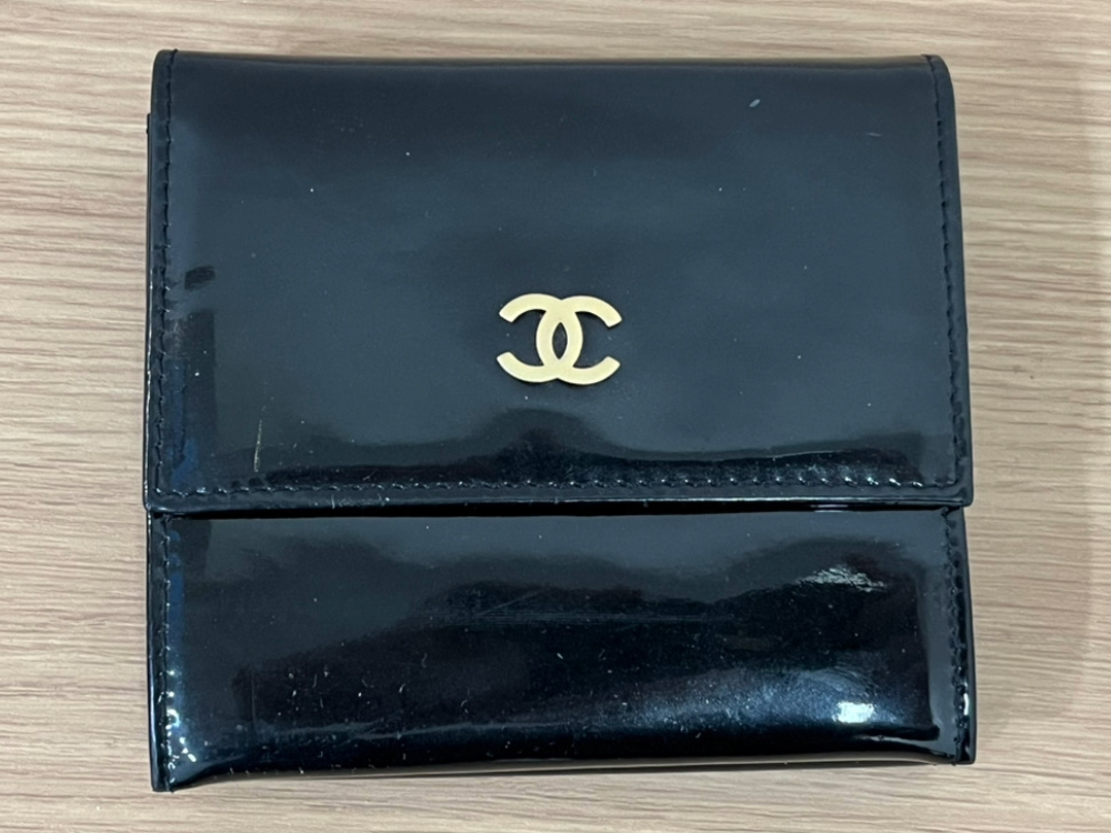 シャネルのパテントレザーWホック財布 正面