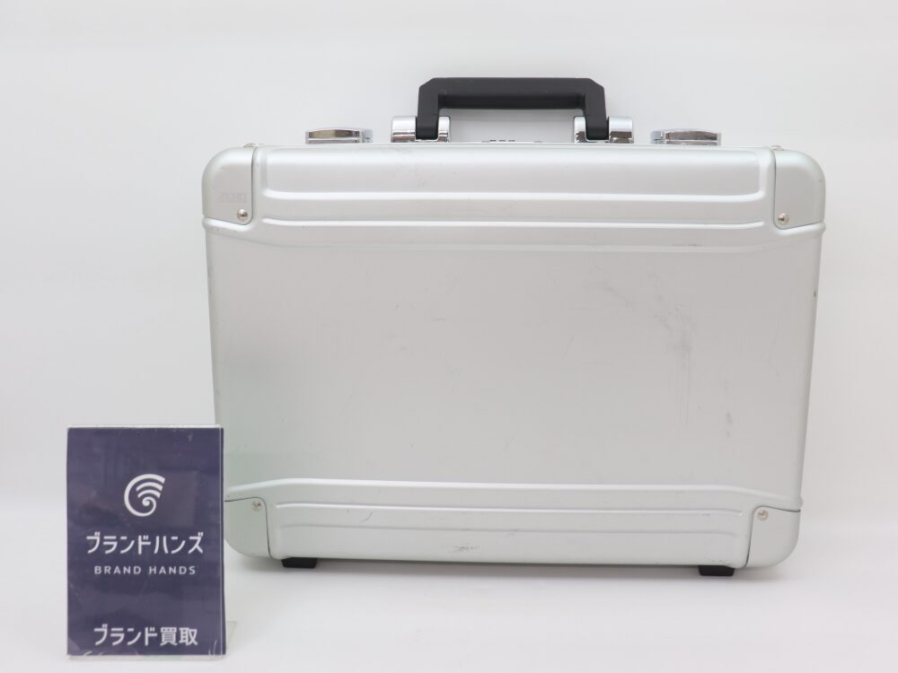 ゼロハリバートンのダイヤルロック付きキャリーケース正面