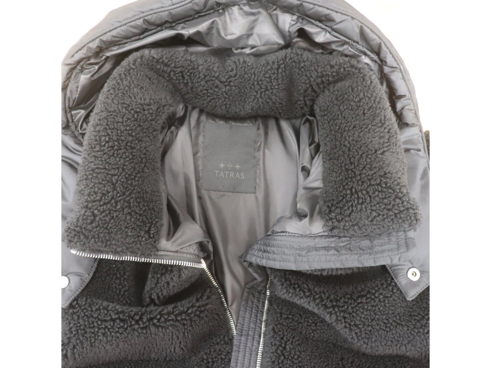 タトラスのフルモボアダウンジャケット襟