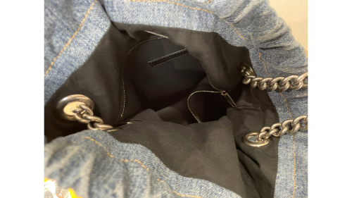 バレンシアガのクラッシュバッグ内