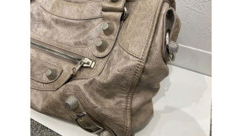バレンシアガのジャイアントシティ角