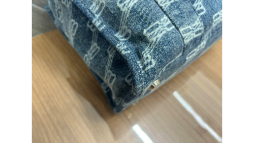 バレンシアガのハードウェアハンドバッグ角