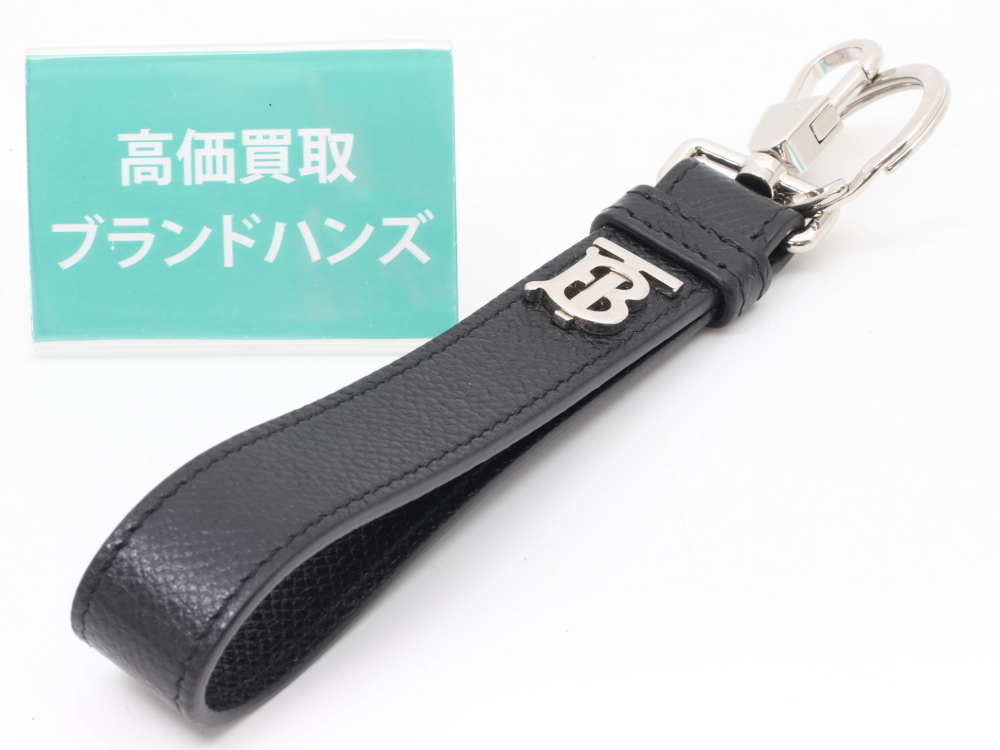 バーバリーのTBロゴキーリング全体