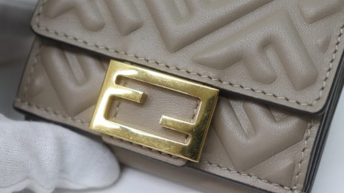 フェンディズッカ財布8M0395金具