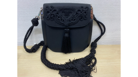 プラダのテスート刺繍ショルダーバッグ