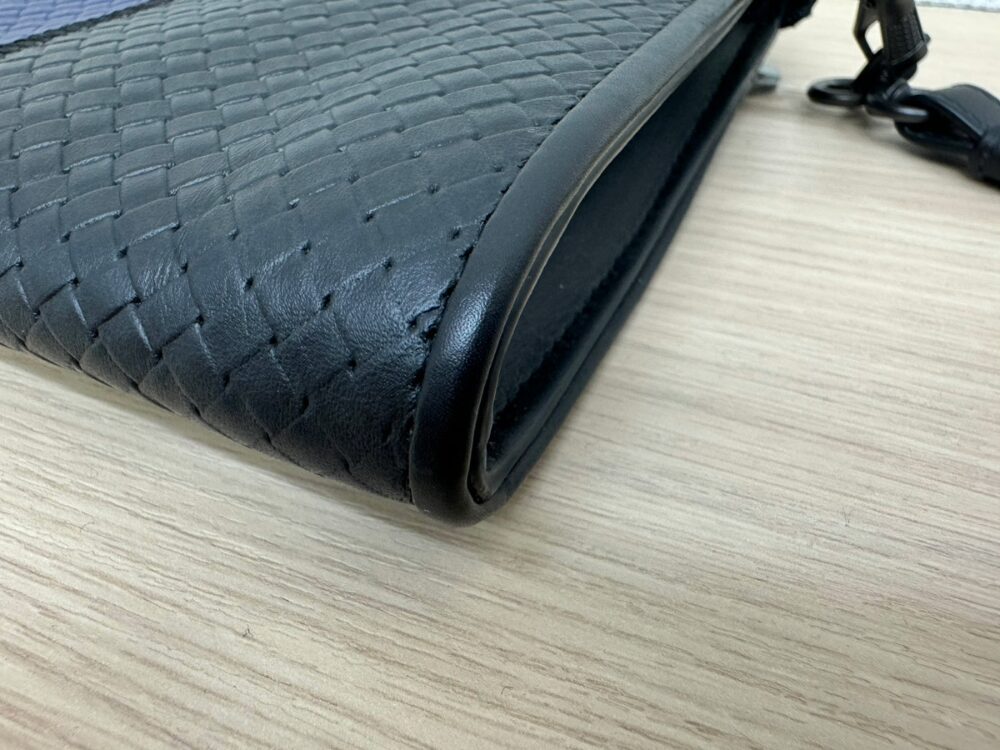 ボッテガイントレクラッチバッグ角