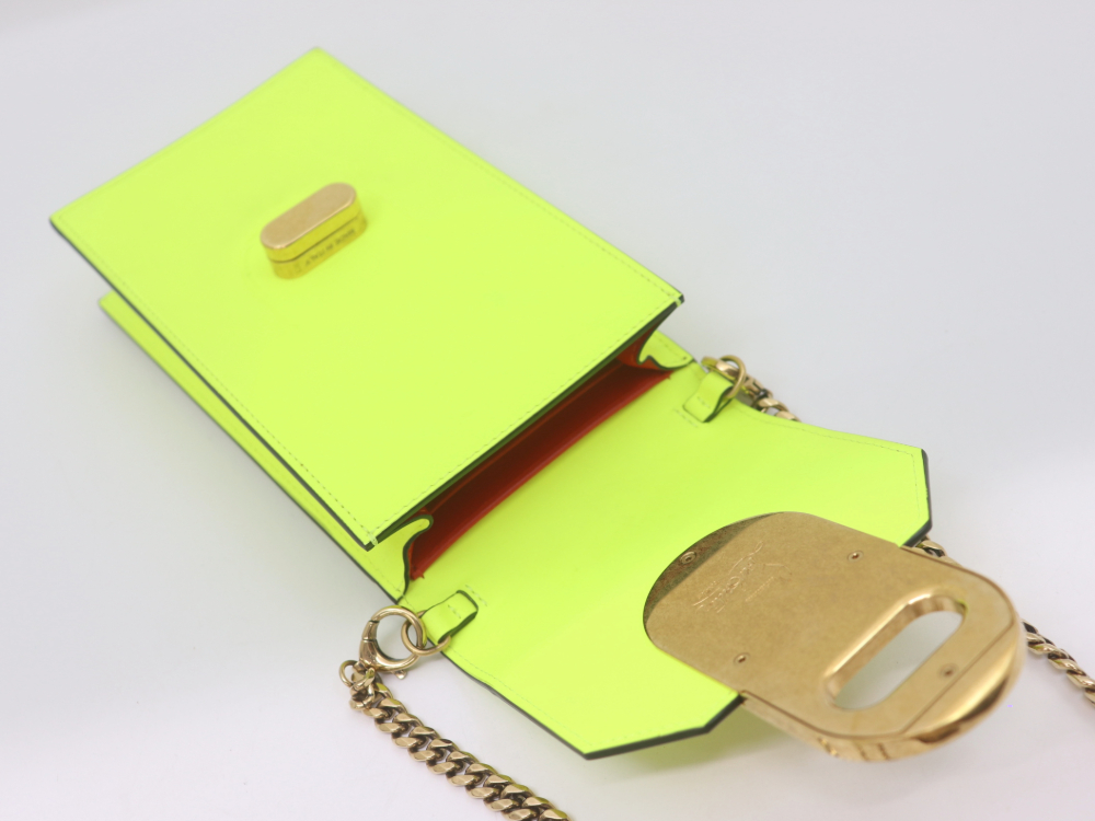 ルブタンのエリザフォンポーチレザー内