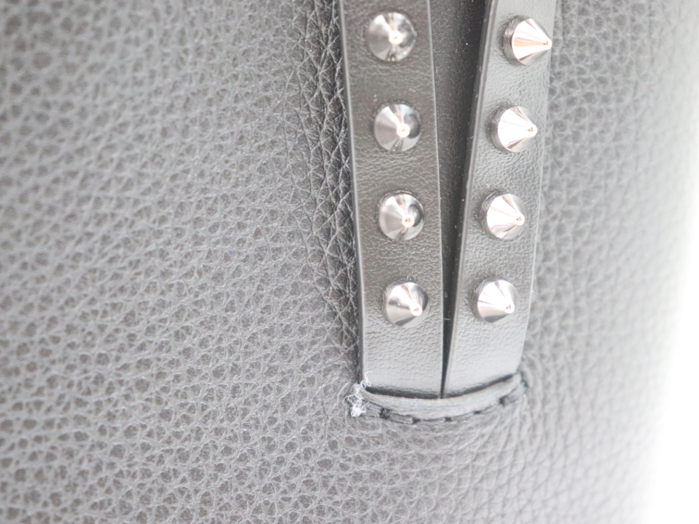 ルブタンのカバタ2WAYトートバッグスタッズ