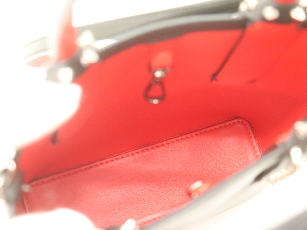 ルブタンのカバタ2WAYトートバッグ内