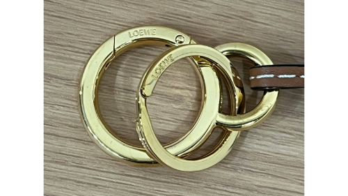 ロエベのアナグラムバッグチャーム金具