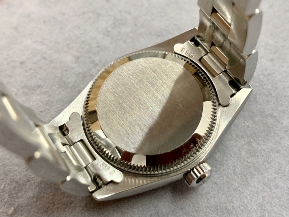 ロレックスのオイスターパーペチュアル裏蓋
