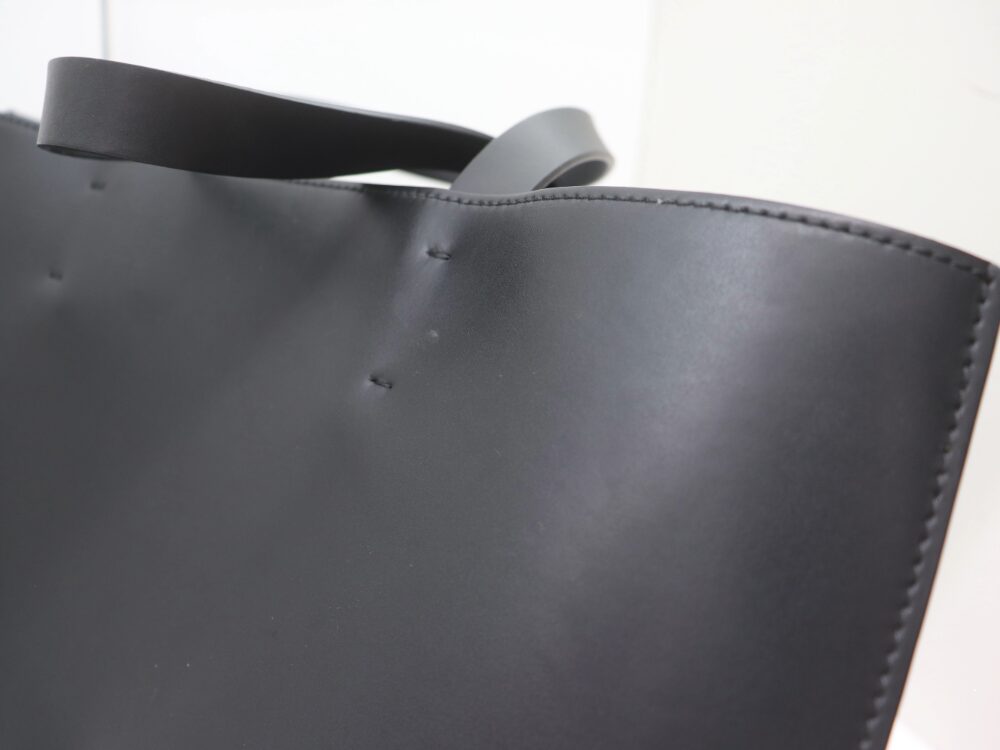 ヴァレンティノガラヴァーニロゴレザートートバッグ表面