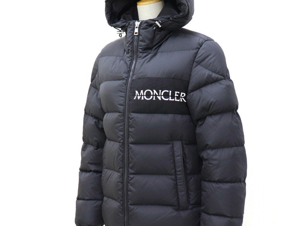 中古のモンクレールアイトンダウンジャケット正面