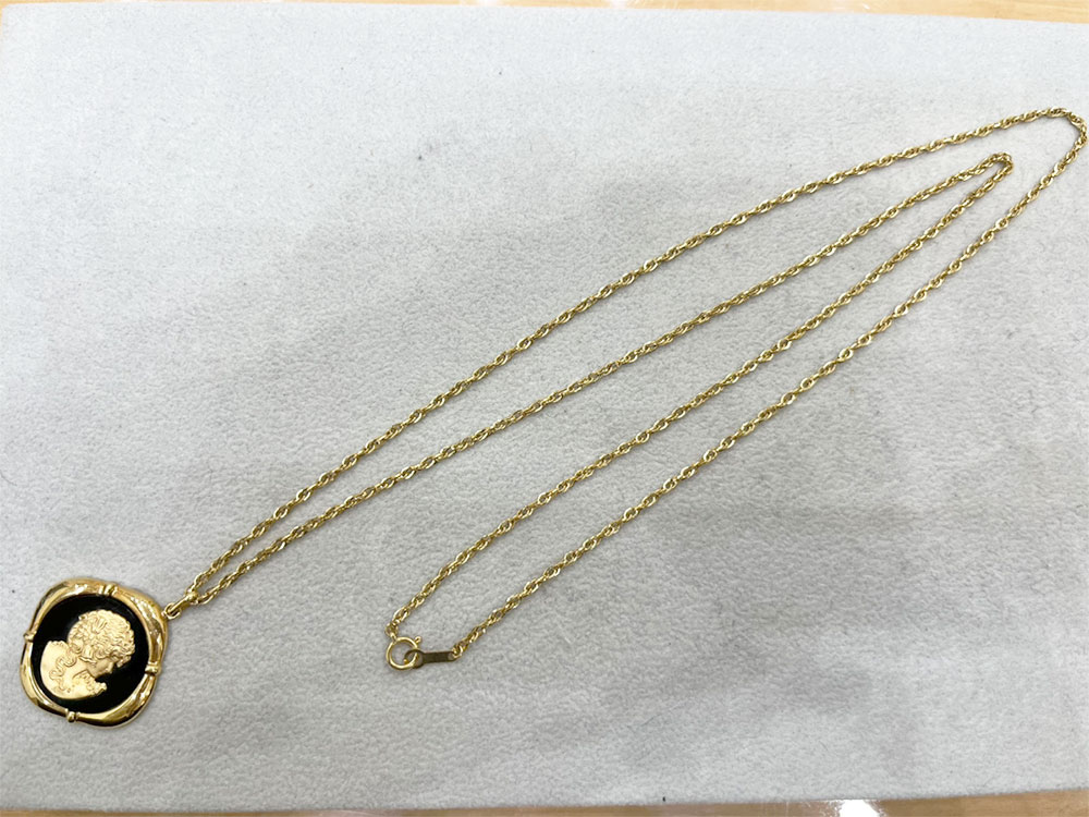 傷があるK18オニキスネックレス全体