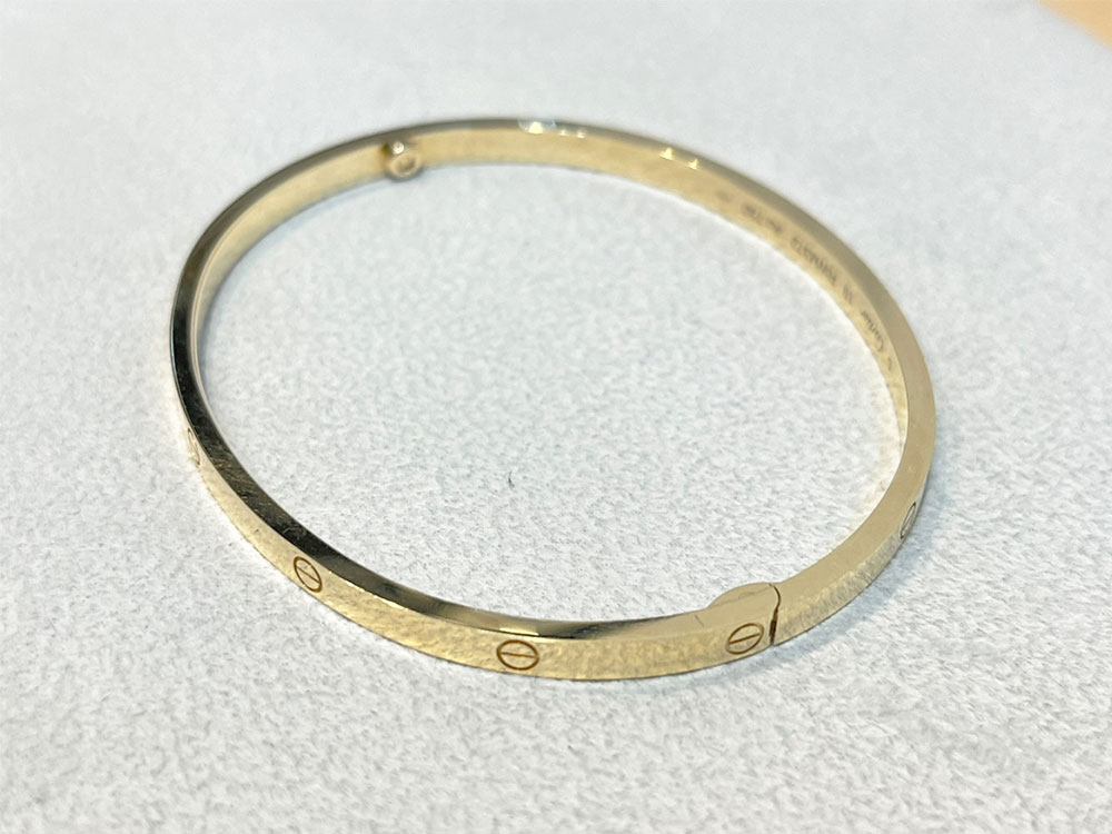 傷のあるカルティエラブブレスSM右斜め