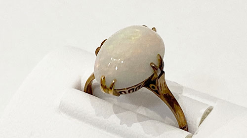 変色が大きいK18オパールリング左斜め