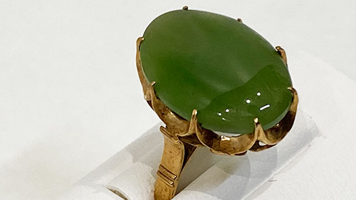 変色大の金K14翡翠(ヒスイ)リング右斜め