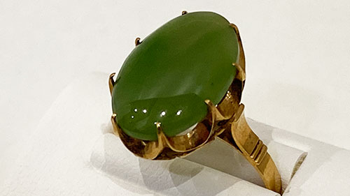変色大の金K14翡翠(ヒスイ)リング左斜め