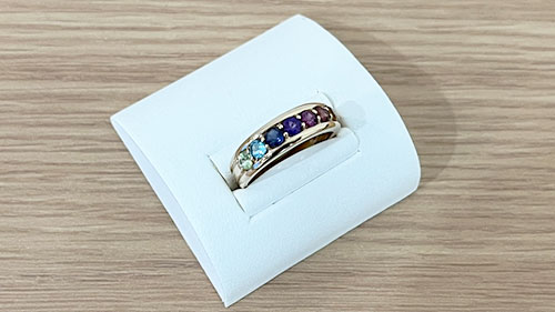 美品でカラフルなK18色石リング右斜め