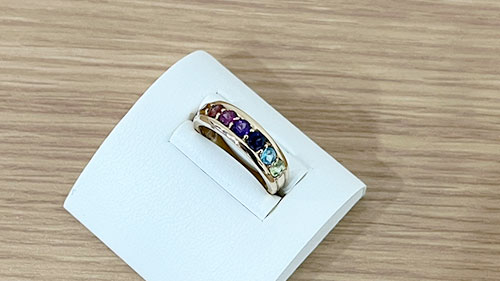 美品でカラフルなK18色石リング左斜め