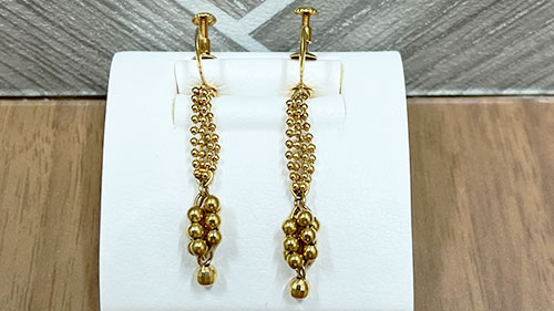 美品のK18(18金)ピアス2.8g正面