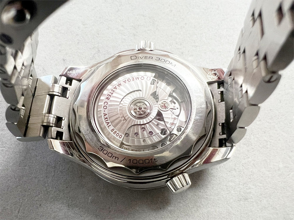 美品のオメガシーマスター300M裏蓋