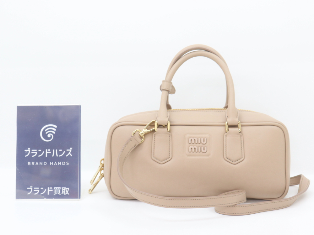 美品のミュウミュウアルカディ正面