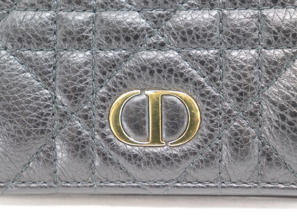 ディオールカロコンパクト財布ロゴ