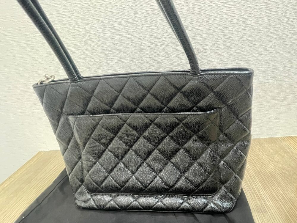 シャネルキャビアスキン復刻トート背面