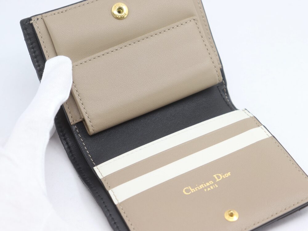 ディオールカロコンパクト財布内側