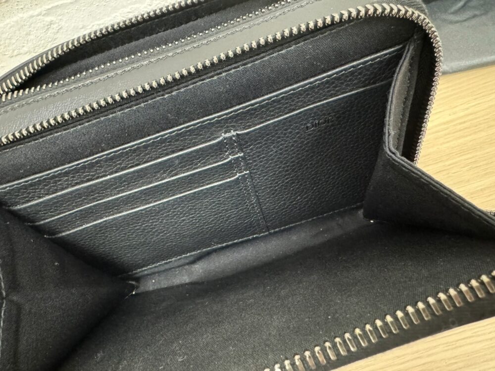 ディオールのレザーショルダーバッグ内