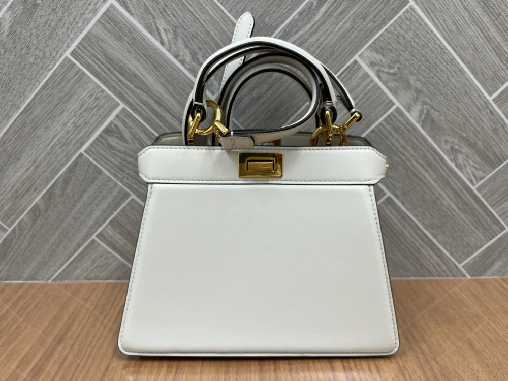 新着】【中古】FENDI(フェンディ) ピーカブーアイコニックミディアム 
