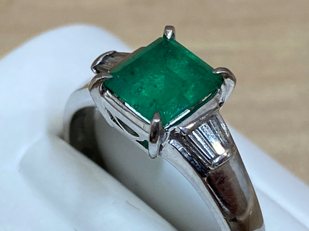 PT900エメラルドダイヤリング右斜め