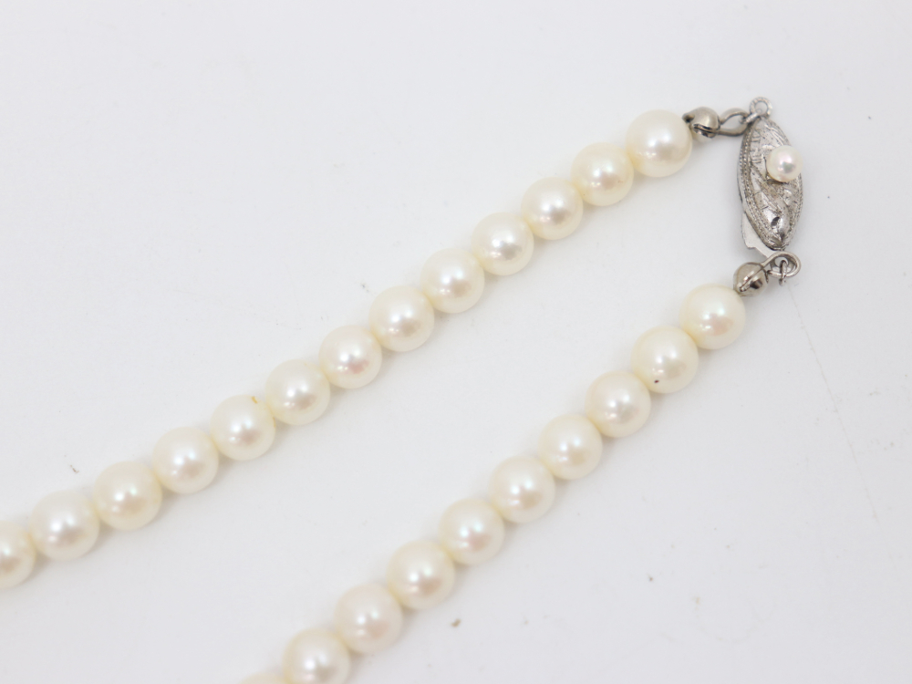 SV金具ロングパールネックレスアップ