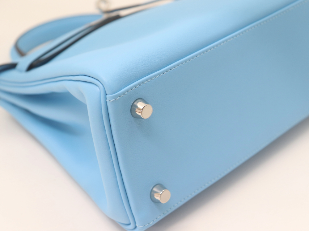 エルメスのケリー25スイフトセレスト底面