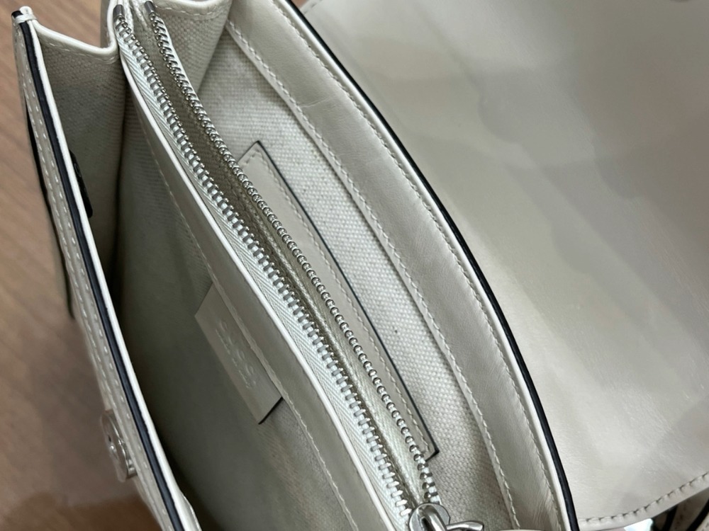 グッチのショルダーバッグ内