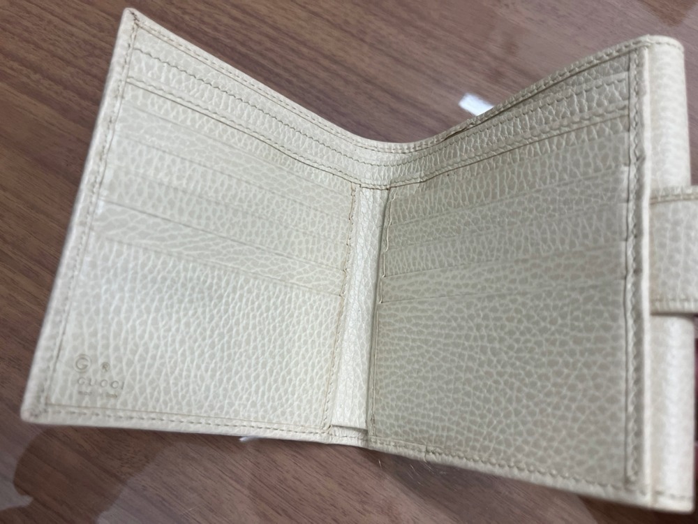 グッチインターロッキング二つ折り財布内