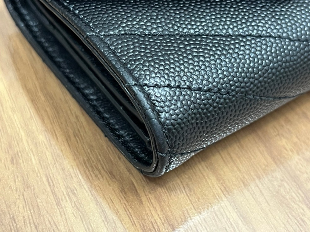 サンローランのコンパクトウォレット角