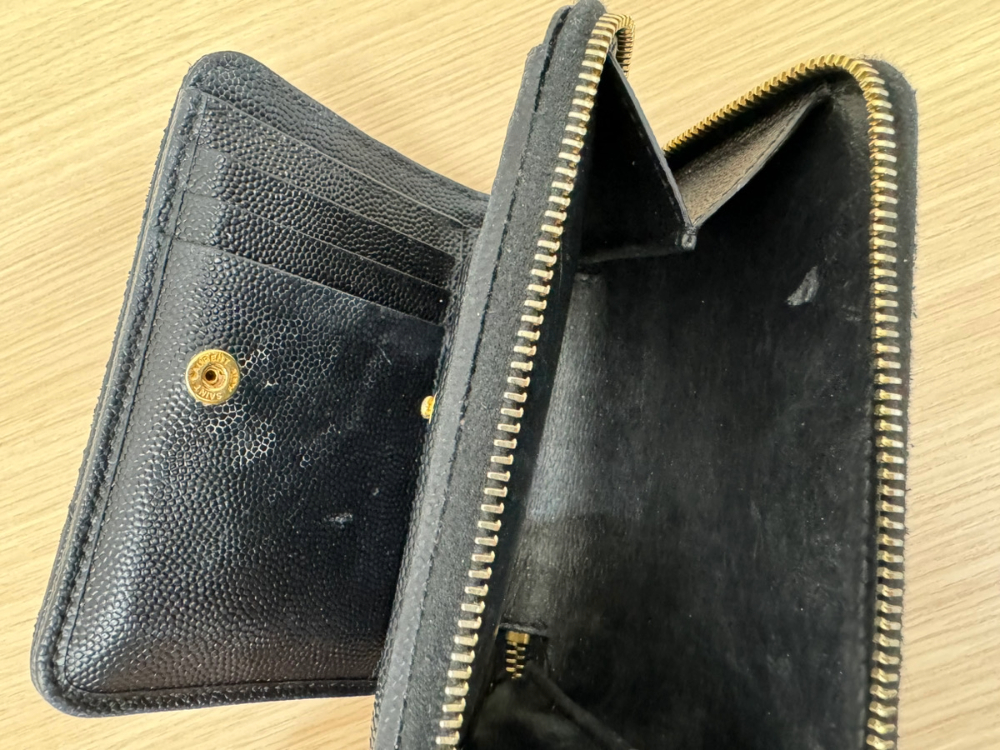 サンローランのコンパクトジップ財布内側